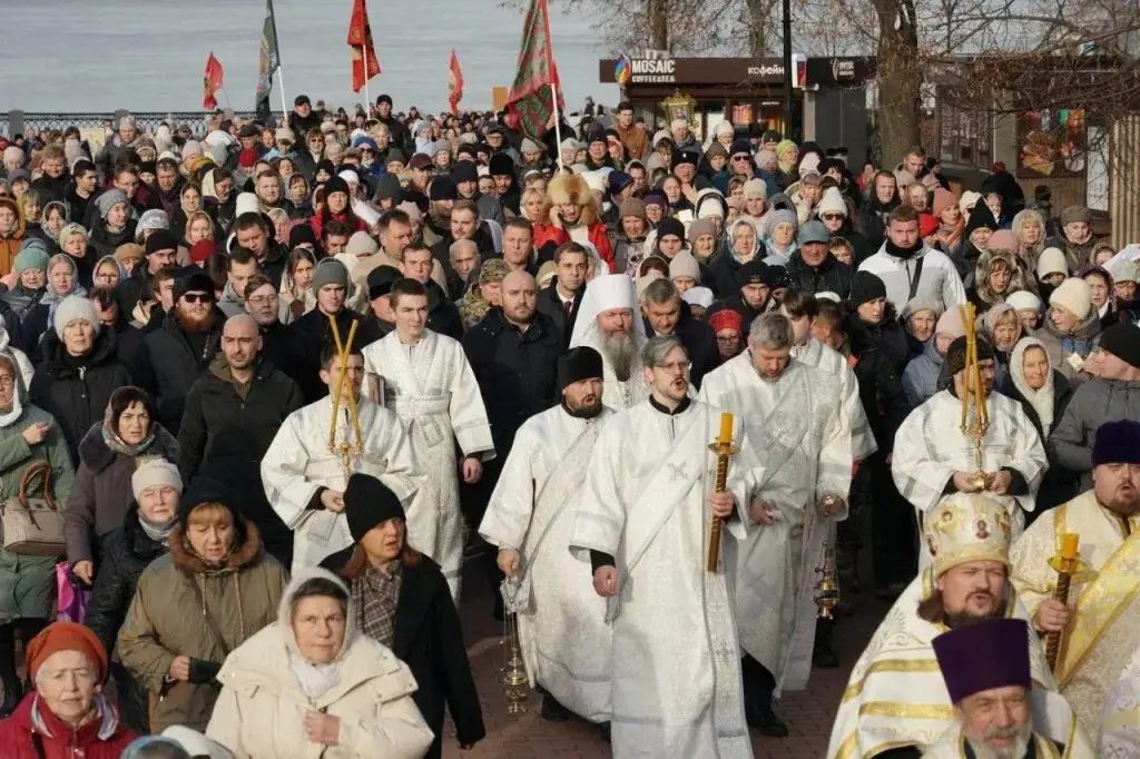 Губернатора Самарской области сфотографировали во время проведения Крестного хода