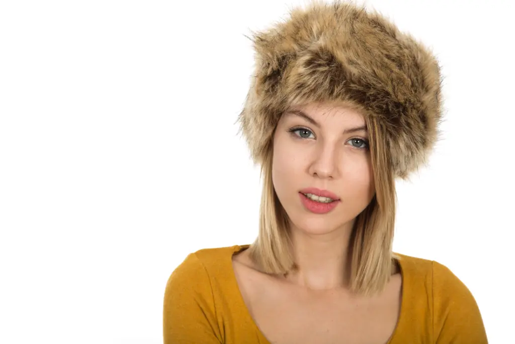 Новый зимний тренд 2025-го: шапки из 90-х снова в моде и отправляют бини на скамейку запасных