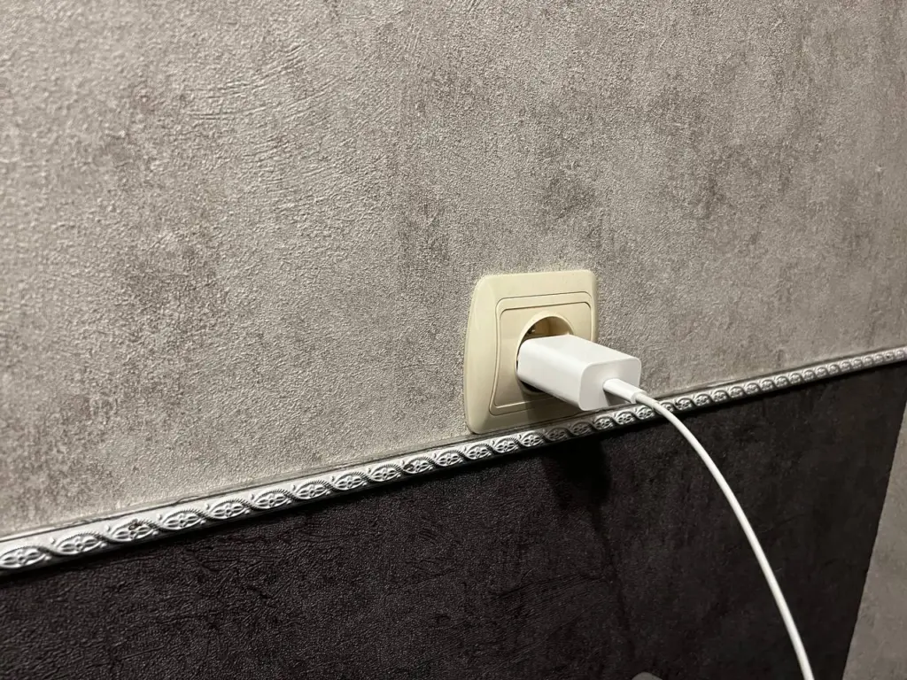 «Пожирают» четверть электричества в доме — эти 2 прибора обязательно надо выключать из розетки