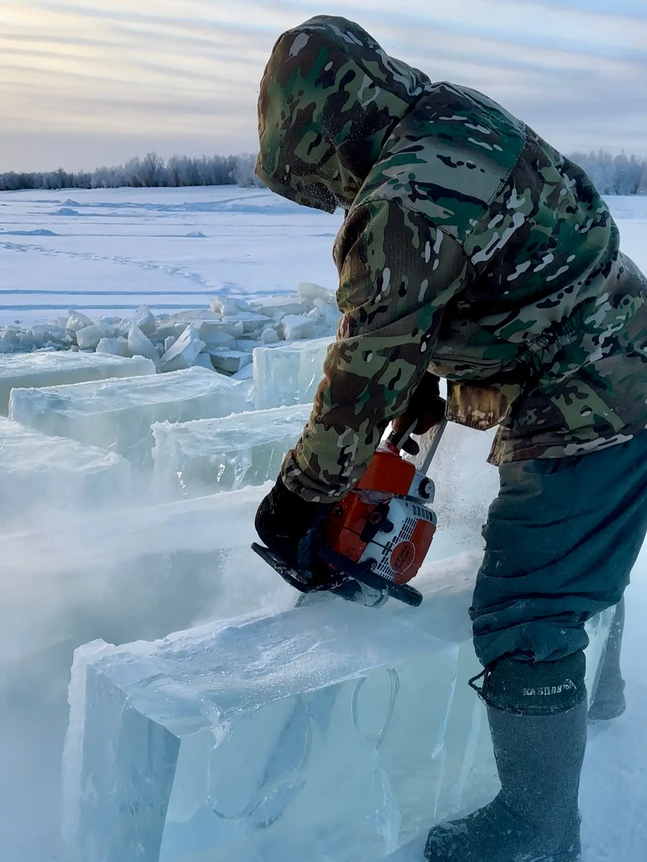 Путешественник из Самары продемонстрировал процесс извлечения питьевой воды из льда