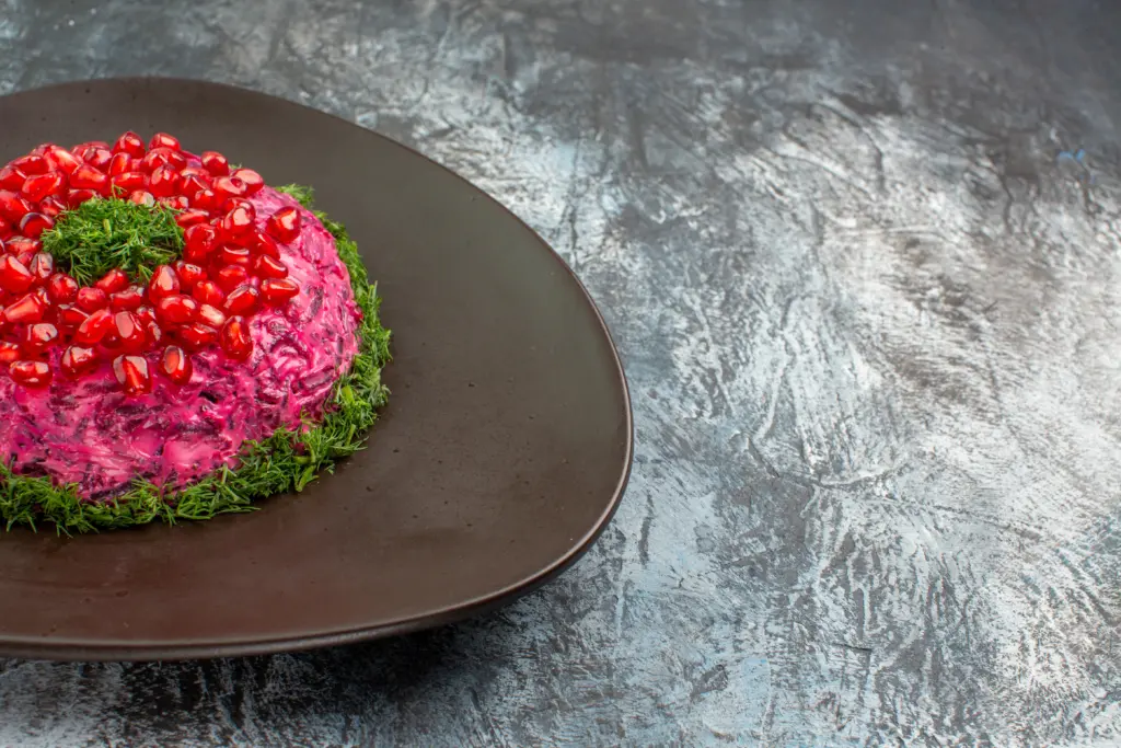 Сельдь под шубой уже в «печенках сидит»? Приготовьте новогодний салат «Король» — свежий взгляд на старую традицию