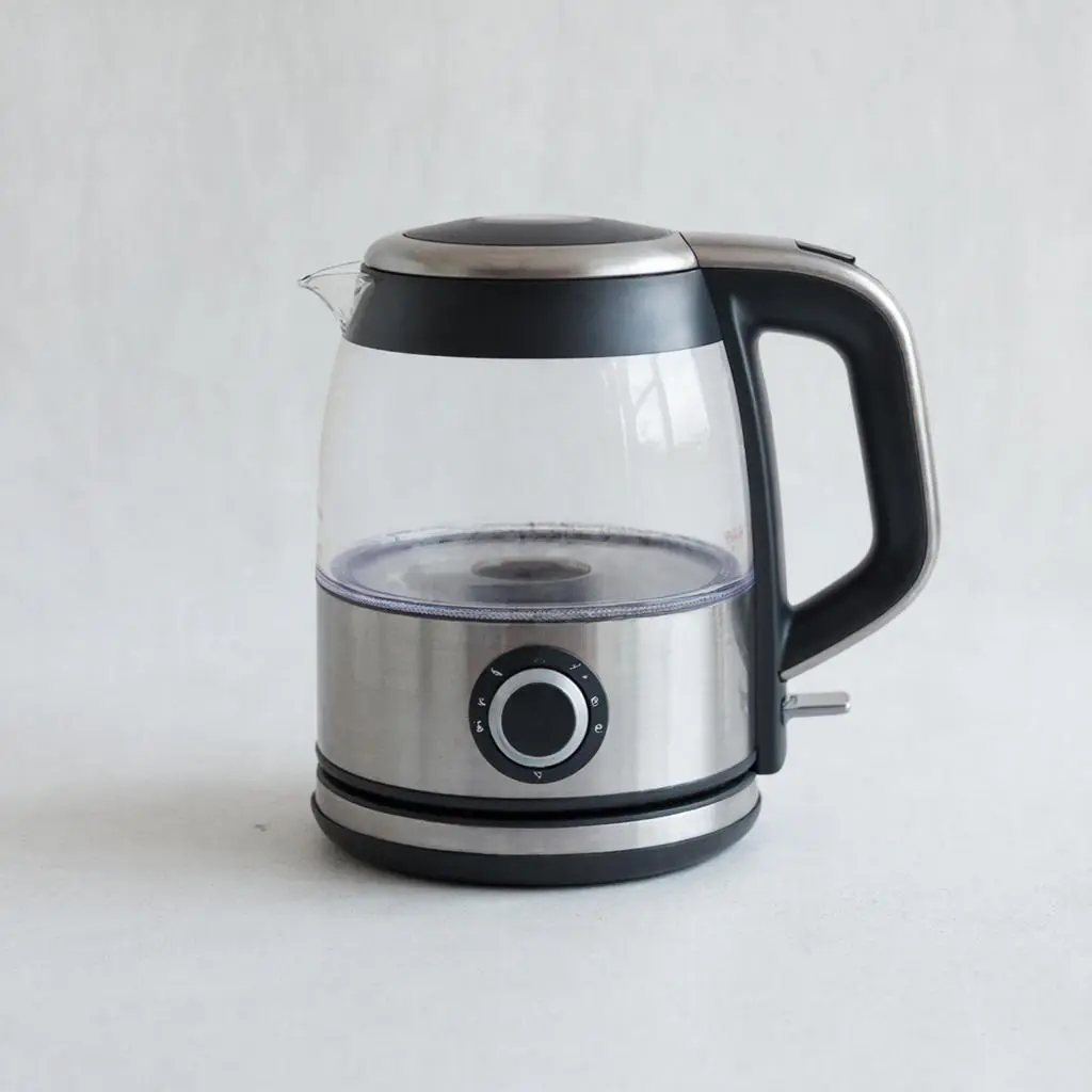 Нас обманывали годами: эксперт назвал единственный способ спасти новый чайник от токсичного запаха