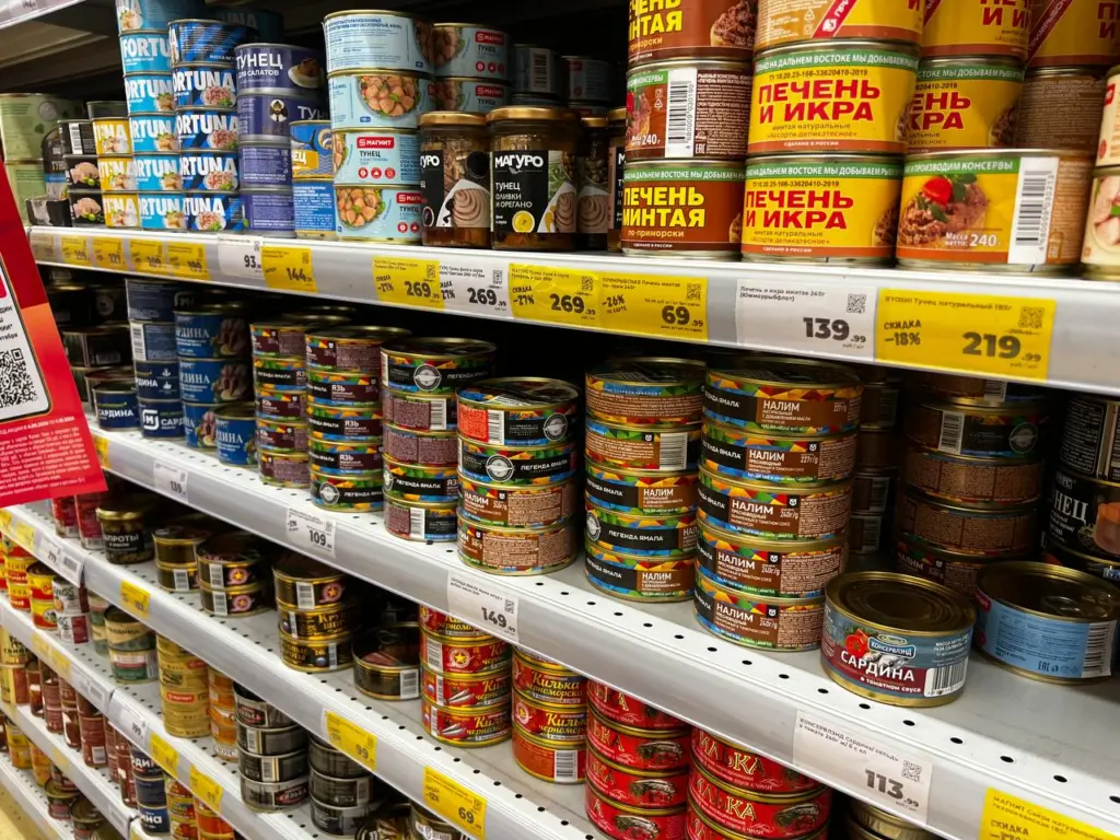 Дочь — технолог пищевой промышленности рассказала, в чем отличие консервов из «Светофора» от аналогичных в других торговых сетях