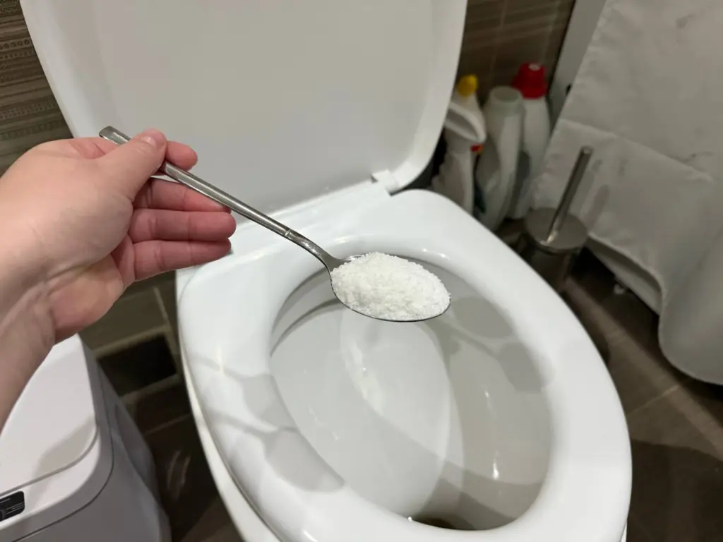 Зачем сыпать стиральный порошок в унитаз — простой лайфхак для идеальной чистоты