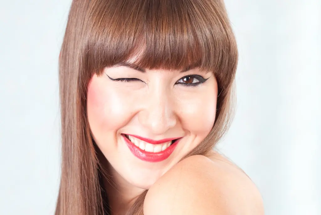 Создаем модный эффект «кошачьего глаза»: никаких сложных стрелок — достаточно правильного движения туши