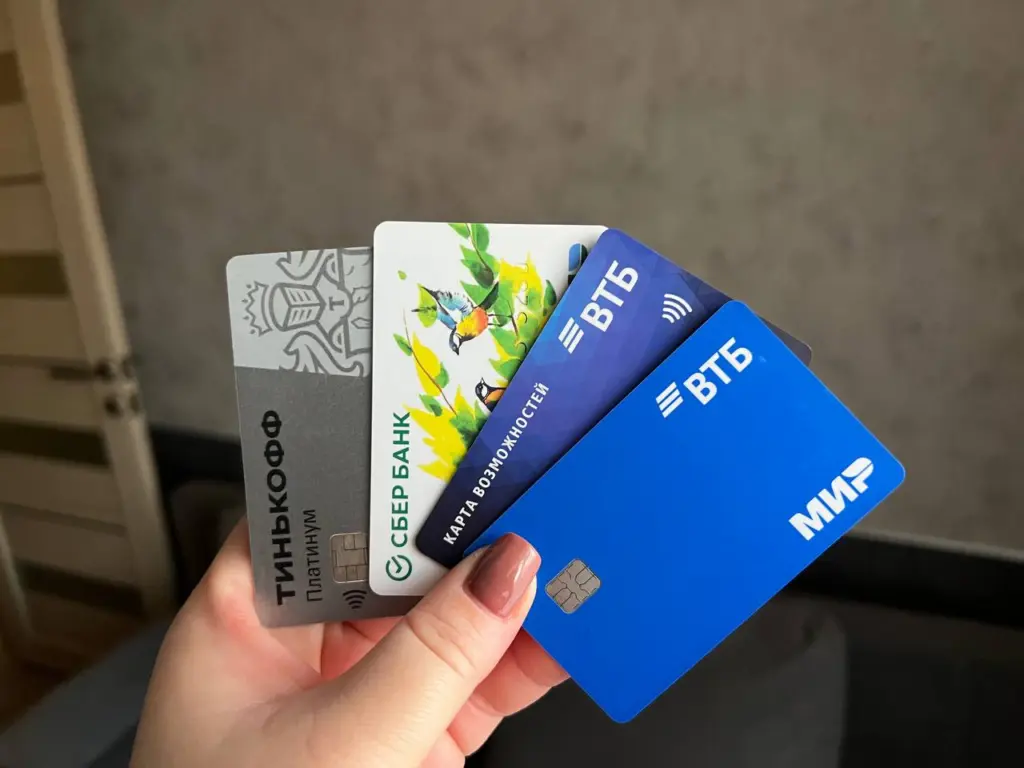 Всех россиян в срочном порядке попросили вывести деньги с банковских карт