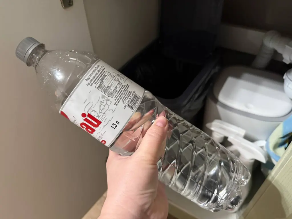 Надеваю бутылку на руку и прыгаю от счастья от своей находчивости: дома смеются, а результат — потрясающий