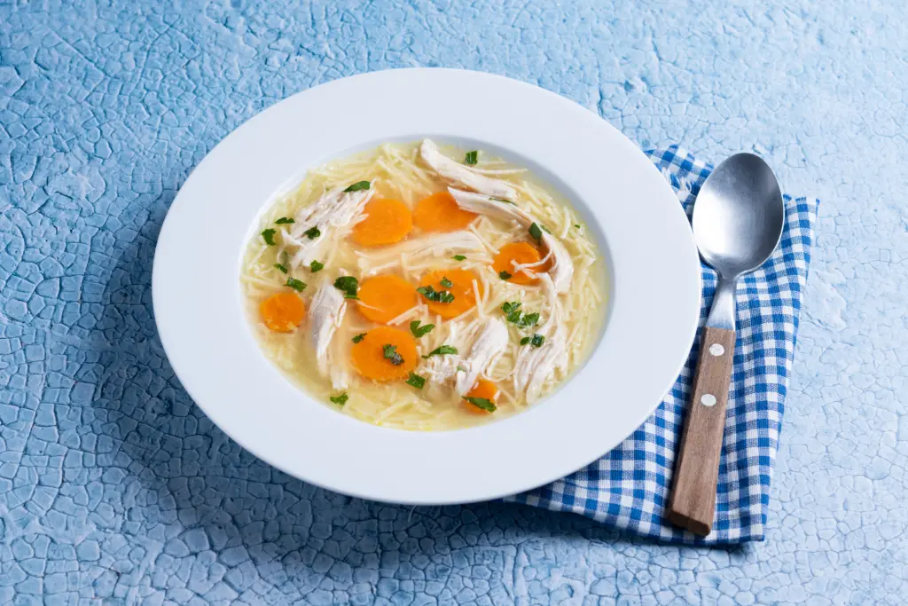 Этот ингредиент портит вкус куриного бульона: добавляет каждая вторая хозяйка – чем заменить