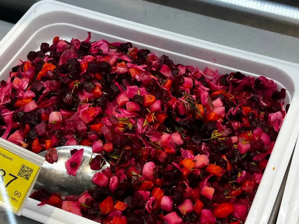 31 декабря у плиты не провожу: пять быстрых салатов из простых ингредиентов для новогоднего стола