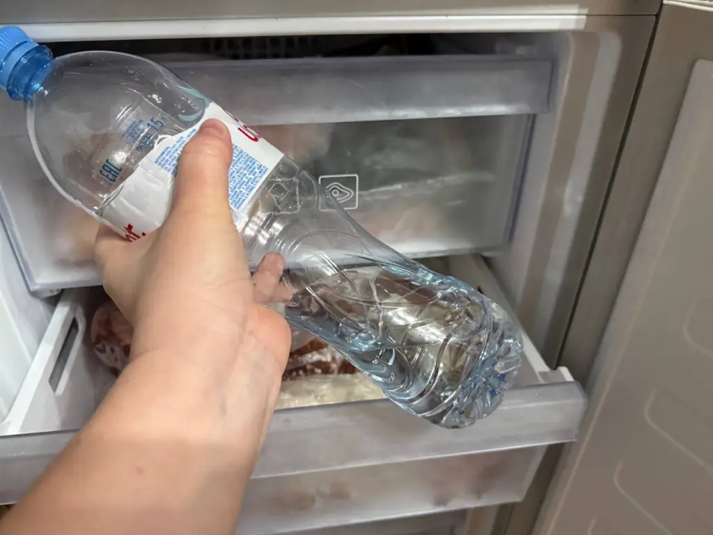 Кладу бутылку с водой в морозилку — и за свет плачу сущие копейки: странно, но работает