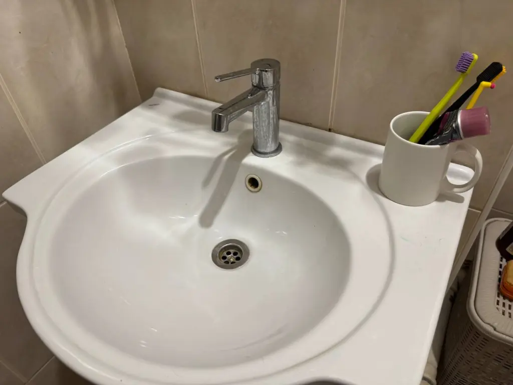 Необычное средство против засора: как копеечное средство заменило сантехника и освободило трубы