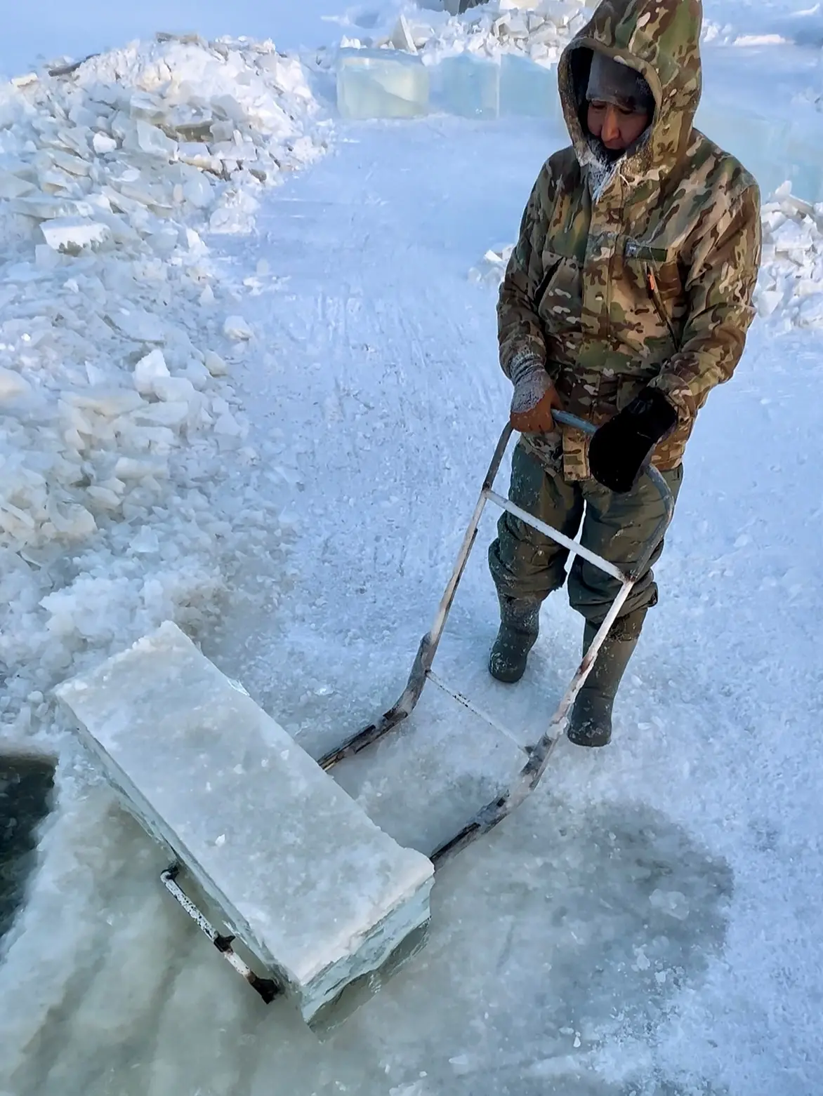 Путешественник из Самары продемонстрировал процесс извлечения питьевой воды из льда