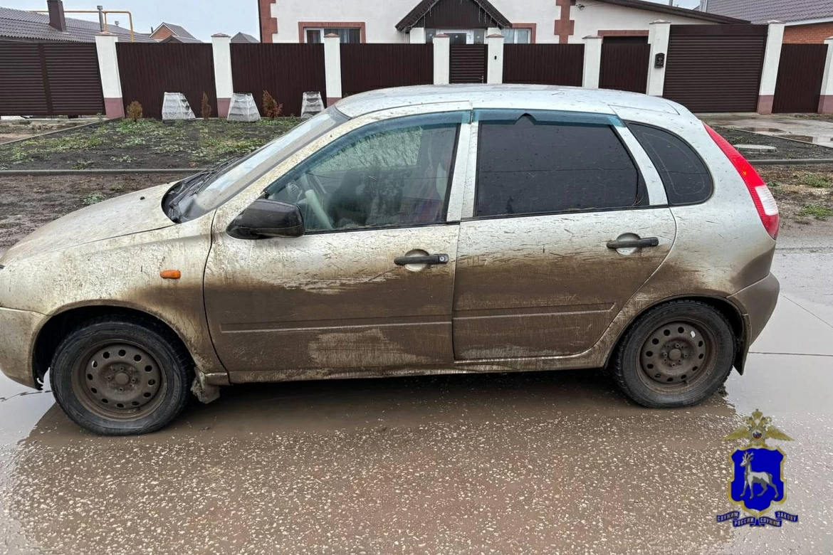 Полицейские в Самарской области нашли угнанную машину, в которой спал угонщик Полицейские в Самарской области нашли угнанную машину, в которой спал угонщик