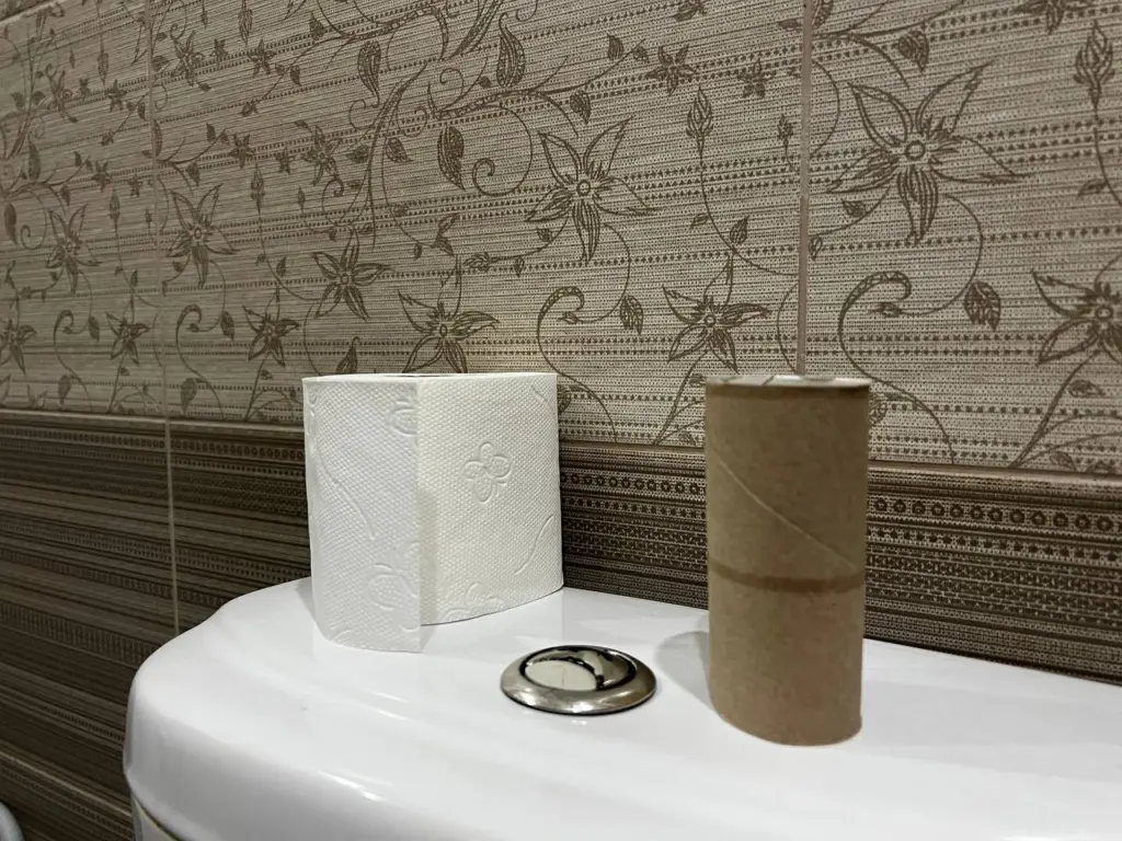 Кто бы мог подумать, что обычная туалетная бумага может так выручать на кухне — делюсь простым способом, который спасает от грязи