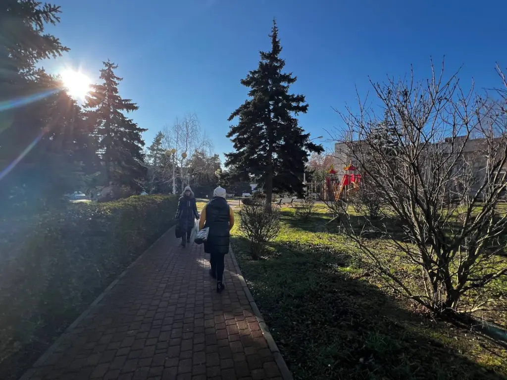 Эти шапки, превращают женщин в старых «деревенских» тёток, и 5 стильных шапок для осенне-зимнего сезона 2025 — 2026