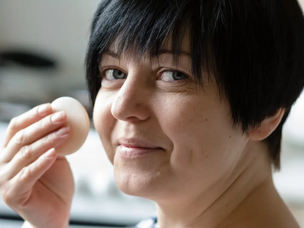 Косметичку с собой не таскаю — макияж подправляю только одним предметом: компактный и легкий — даже в клатч влезет