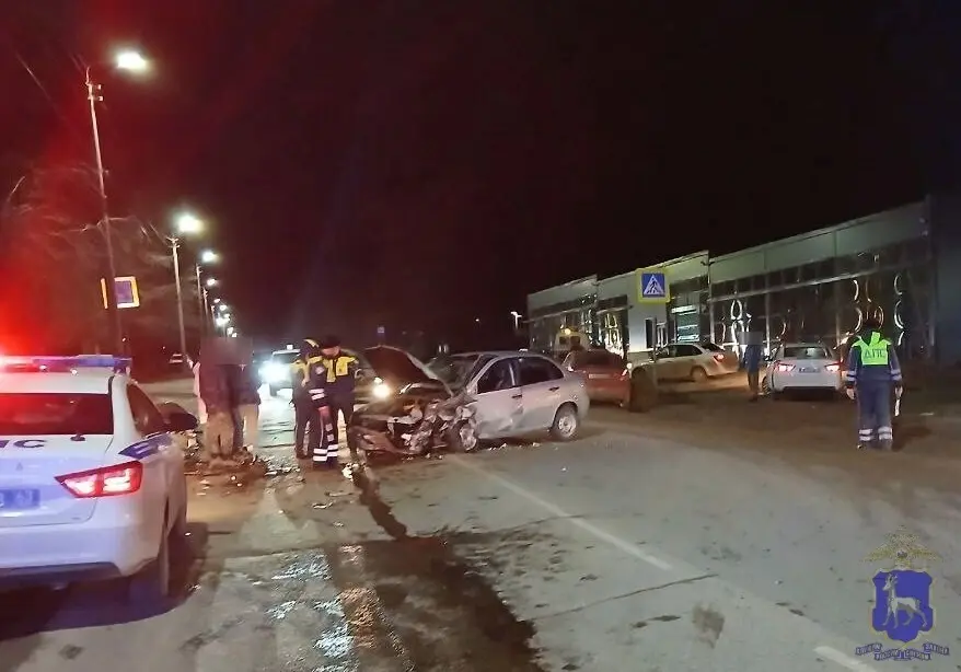Четыре автомобиля жестко столкнулись около магазина в Самарской области