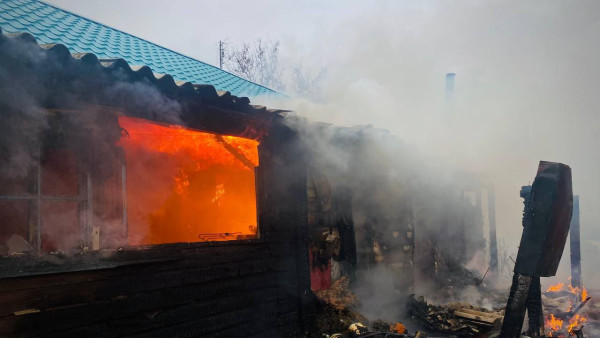 Кадры последствий пожара в жилом доме под Самарой 4 ноября 