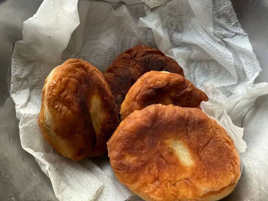 Такие обалденные пышки сметают со стола сразу: взбиваю кефир с майонезом — и через 15 минут гора вкуснятины