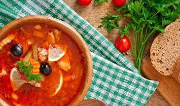 Когда муж просит приготовить солянку, делаю ее с колбасой. Времени занимает мало, а результат всегда поражает