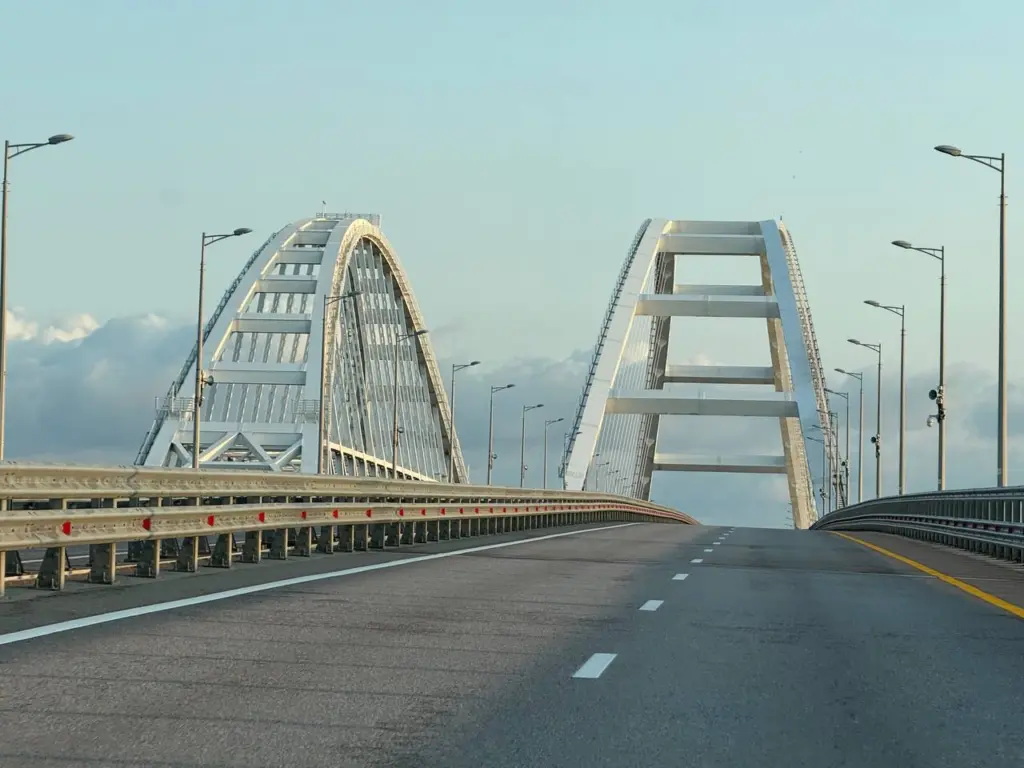 Стало известно, почему электромобилям и гибридам запретили проезд на Крымский мост