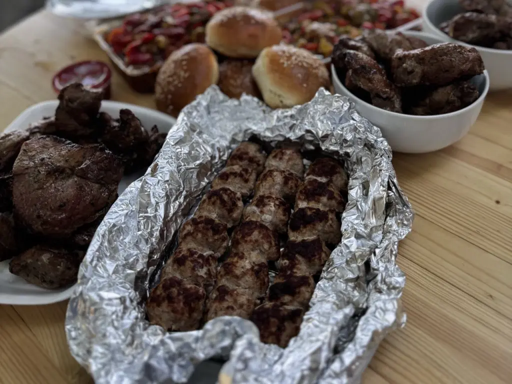 Побывала на юбилее: подарила 5000 руб, попила воды и уехала на такси домой — а хозяева были в восторге от своего торжества