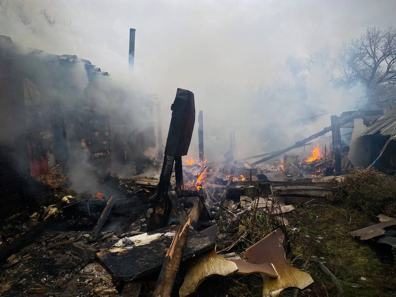 Появились видео, демонстрирующие последствия пожара в многоквартирном доме близ Самары 4 ноября