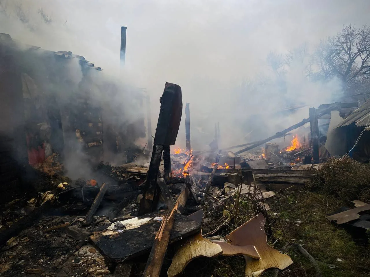 Появились видео, демонстрирующие последствия пожара в многоквартирном доме близ Самары 4 ноября