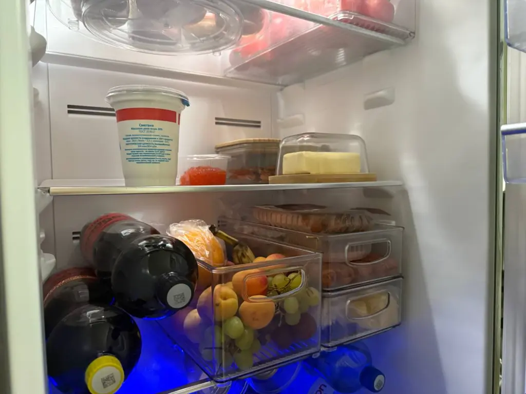 Разбираемся почему холодильник воняет тухлятиной даже после мытья — избавляемся от запаха навсегда