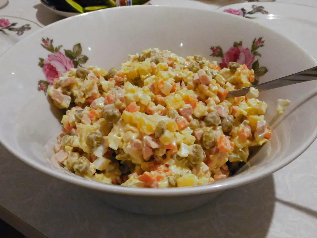 Любимый салат «Оливье»: с домашним майонезом из йогурта — вкус Нового года в разы вкуснее и полезнее