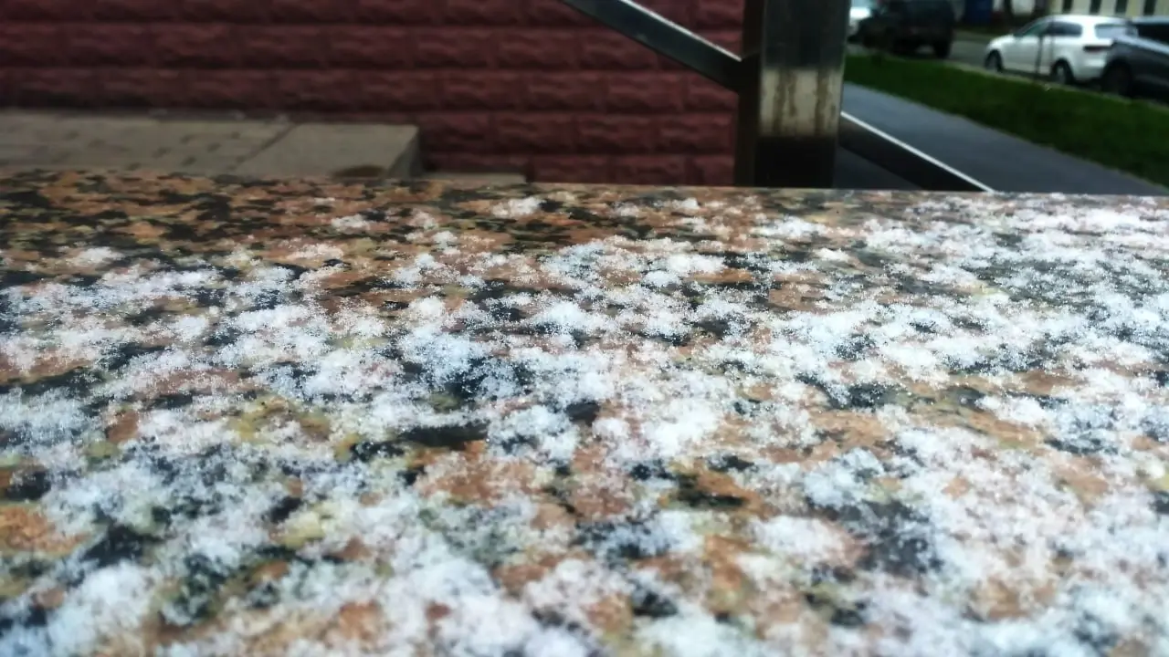 Фоторепортаж: скромный снег в конце ноября в старинной части Самары