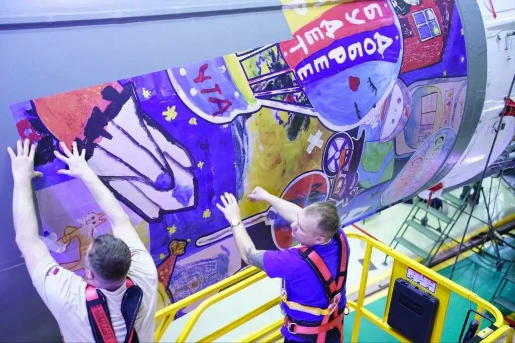 Перед запуском с Байконура ракета «Союз» из Самары была украшена детскими рисунками