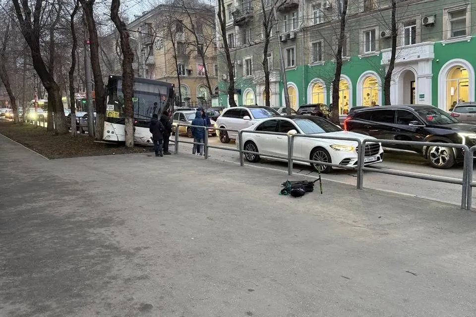 На проспекте Масленникова в Самаре автобус столкнулся с деревом