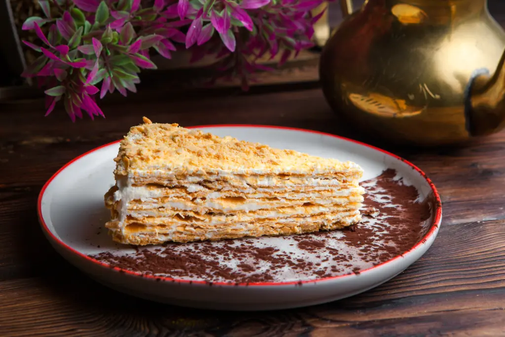 «Ленивый Наполеон» за 15 минут — быстрее, чем закипит чайник: всего 3 ингредиента, выпечка без духовки