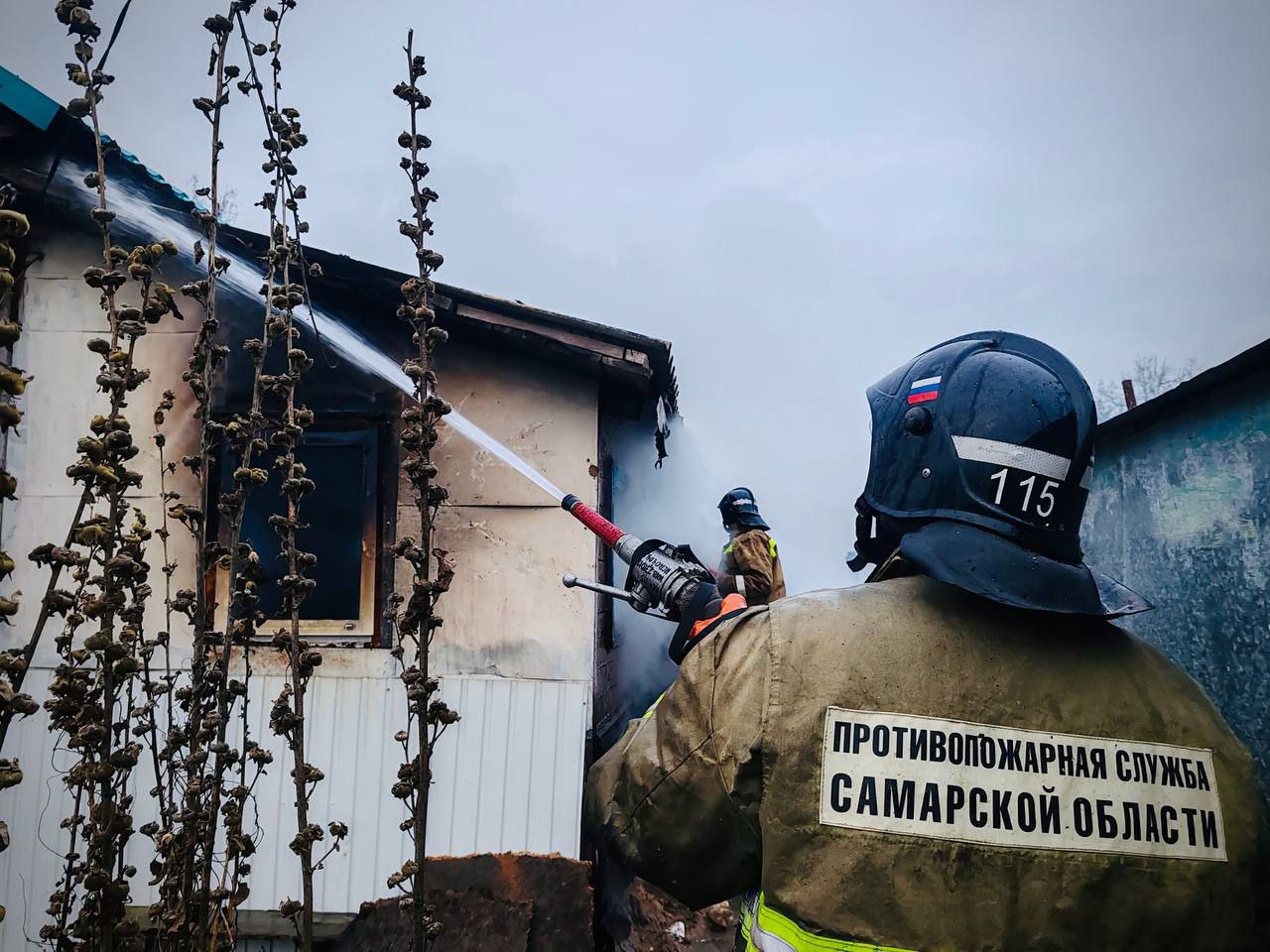 Появились видео, демонстрирующие последствия пожара в многоквартирном доме близ Самары 4 ноября