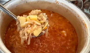 Как варят настоящий борщ, а не суп со свеклой: нашла рецепт в книге 1952 года. Есть 2 хитрости: от них зависит вкус и рубиновый цвет