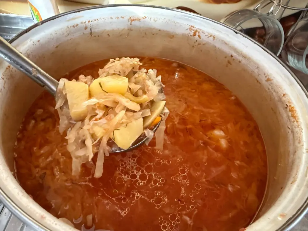 Как варят настоящий борщ, а не суп со свеклой: нашла рецепт в книге 1952 года. Есть 2 хитрости: от них зависит вкус и рубиновый цвет