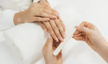 7 оттенков лака, которые визуально молодит руки: выбор мастеров для женщин 50+