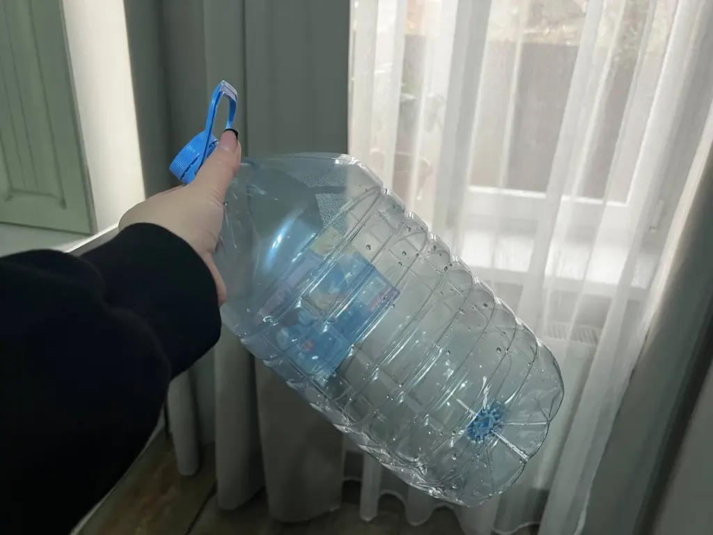 Пластиковые бутылки не выбрасываю: разрезаю на 3 части и получаю очень полезную штуку — без нее очень сложно в хозяйстве