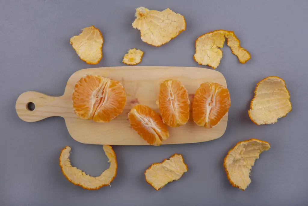 Мандариновые корки теперь не выбрасываю, а заливаю уксусом — моя зимняя находка для дома: рабочий лайфхак для хозяек