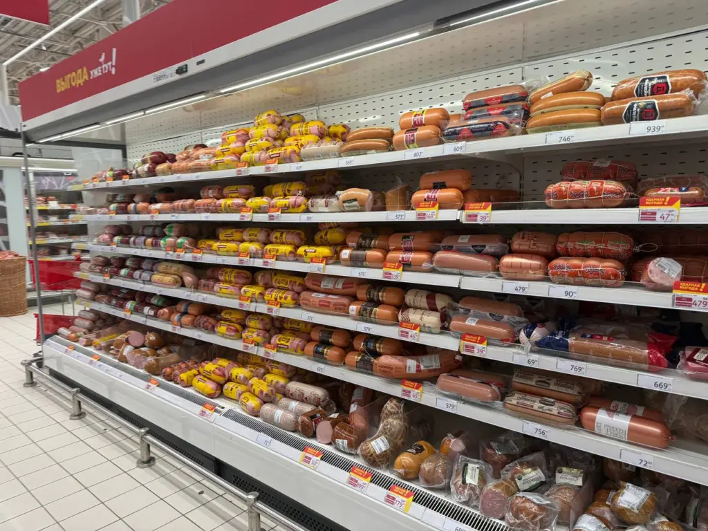 Кидайте в корзину сразу по 6 штук: какие колбасы считаются идеальными на Новогодний стол и в салаты — ищем определенные буквы