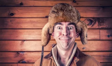 Новый зимний тренд 2025 года: такие шапки из 90-х возвращаются и делают бини прошлым сезоном