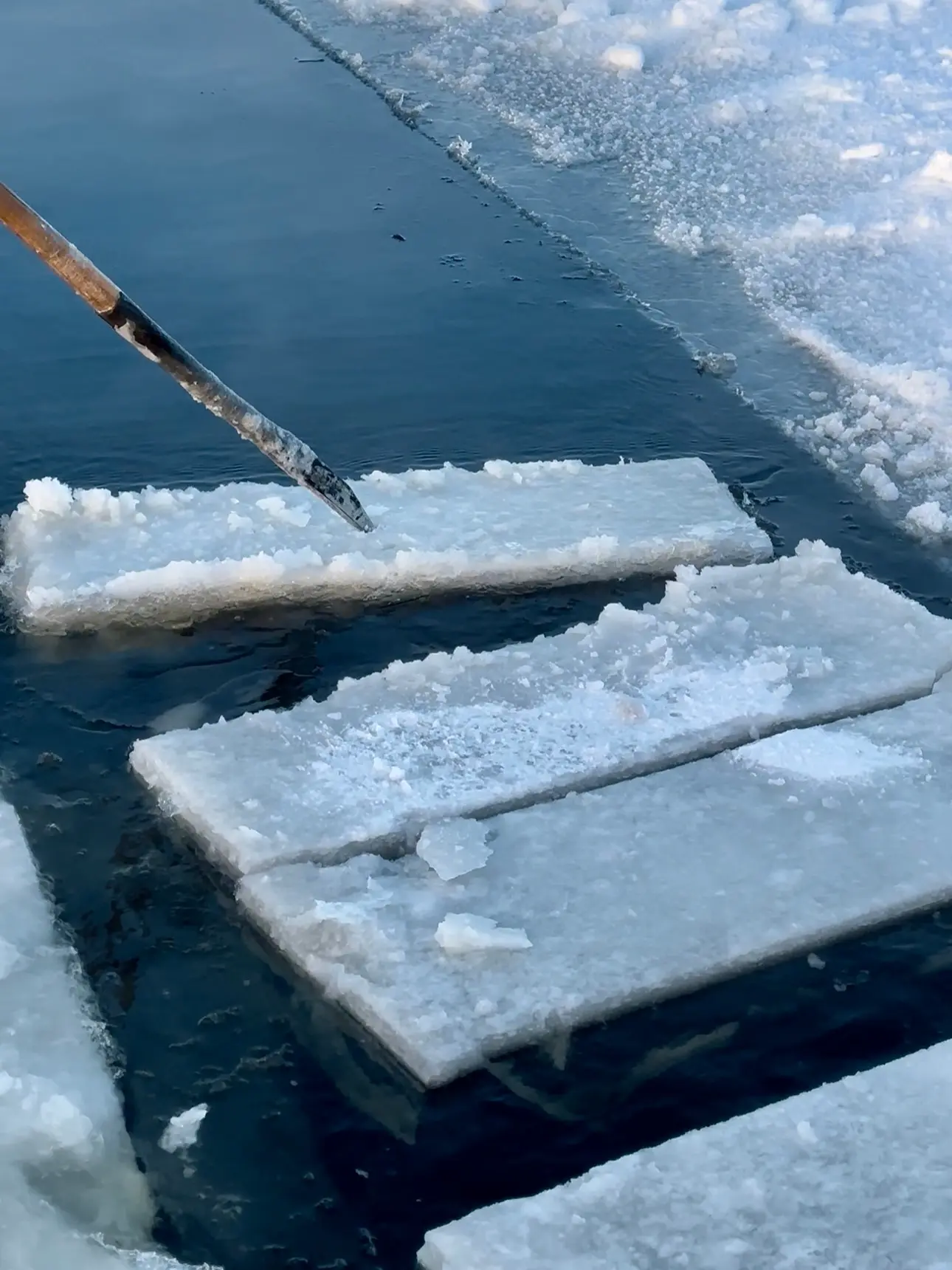 Путешественник из Самары продемонстрировал процесс извлечения питьевой воды из льда