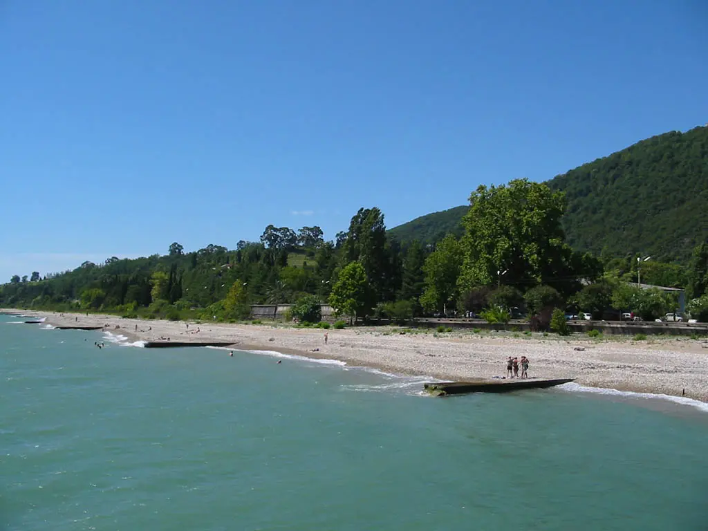 6 курортов с морем, куда уезжают все пенсионеры на зимовку — и это не только санатории: дешево и тепло