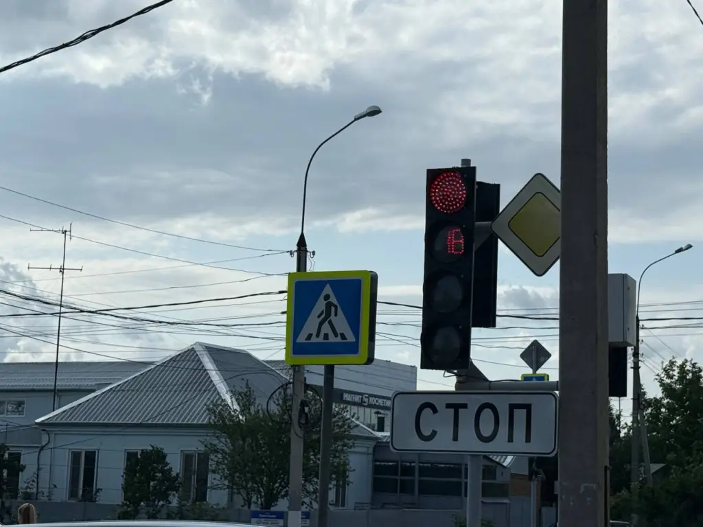 Большинство водителей совершают эту ошибку при подъезде к светофору — вмиг сломается машина