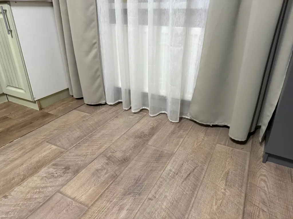 Прощайтесь с ламинатом: это покрытие лучше — в 5 раз теплее, уютнее и стоит недорого