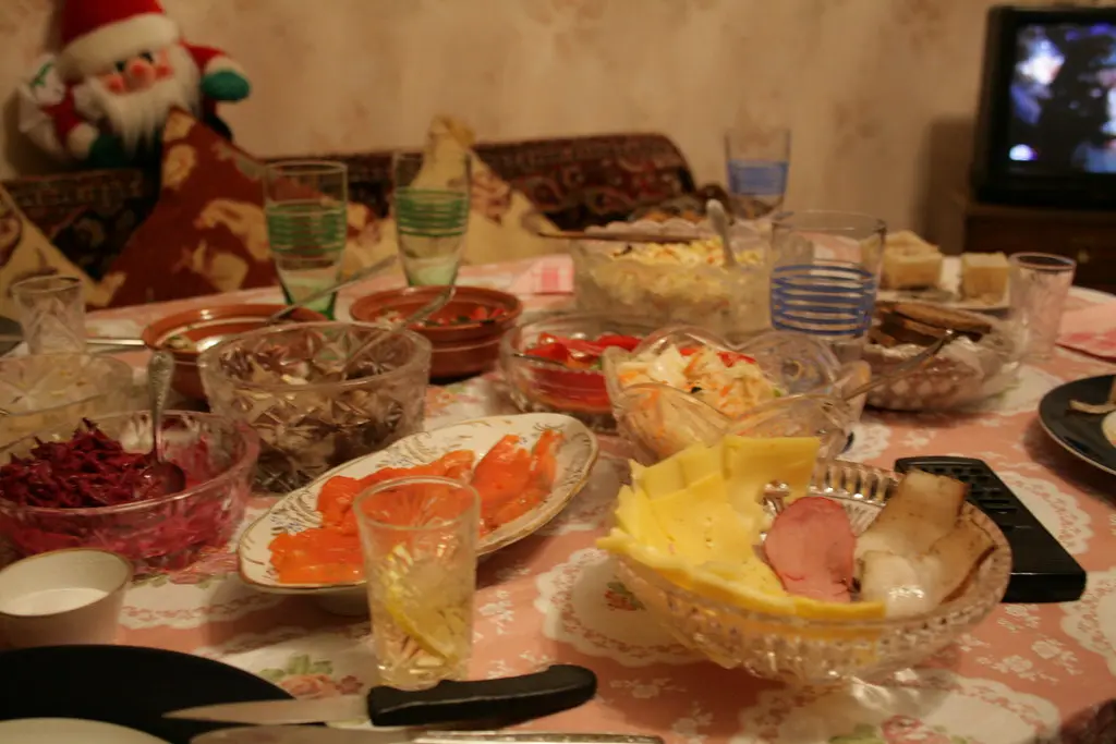 Что необходимо поставить на новогодний стол в 2026 году: советы, как задобрить Красную Огненную Лошадь и привлечь богатство