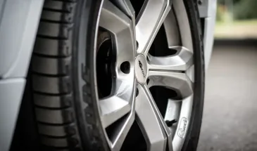 Покупать два комплекта колес – невыгодно: просто перекидываю резину каждые полгода таким хитрым способом