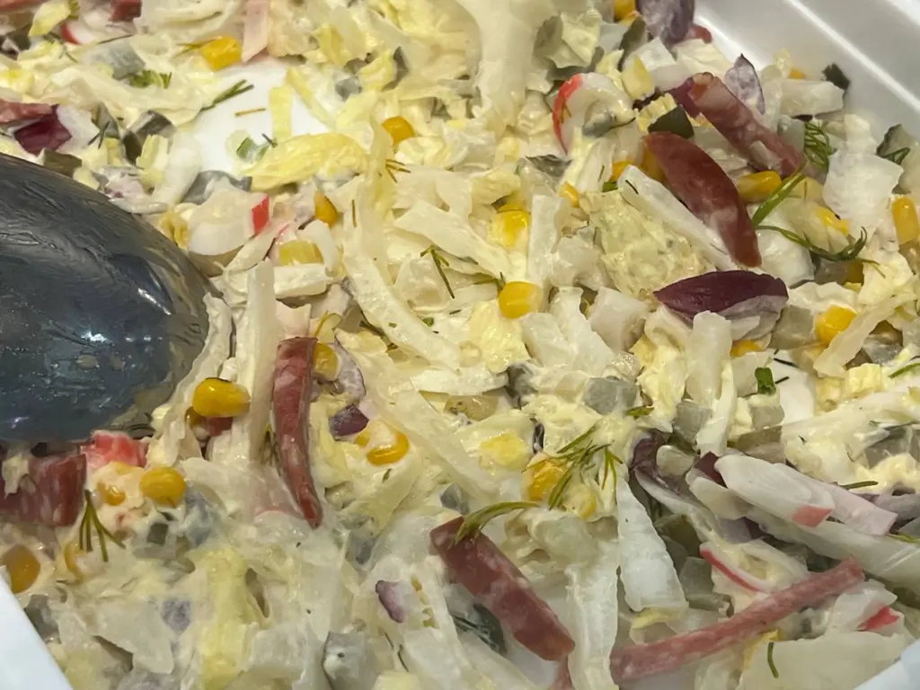 Вкус праздника: стругаем салат с копченой курицей и овощами — всегда вкусно