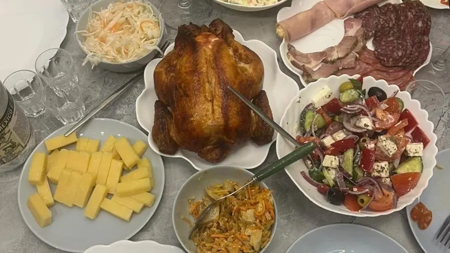 Что конкретно не нужно ставить на новогодний стол в год Красной Огненной Лошади: список блюд-табу на 2026 год